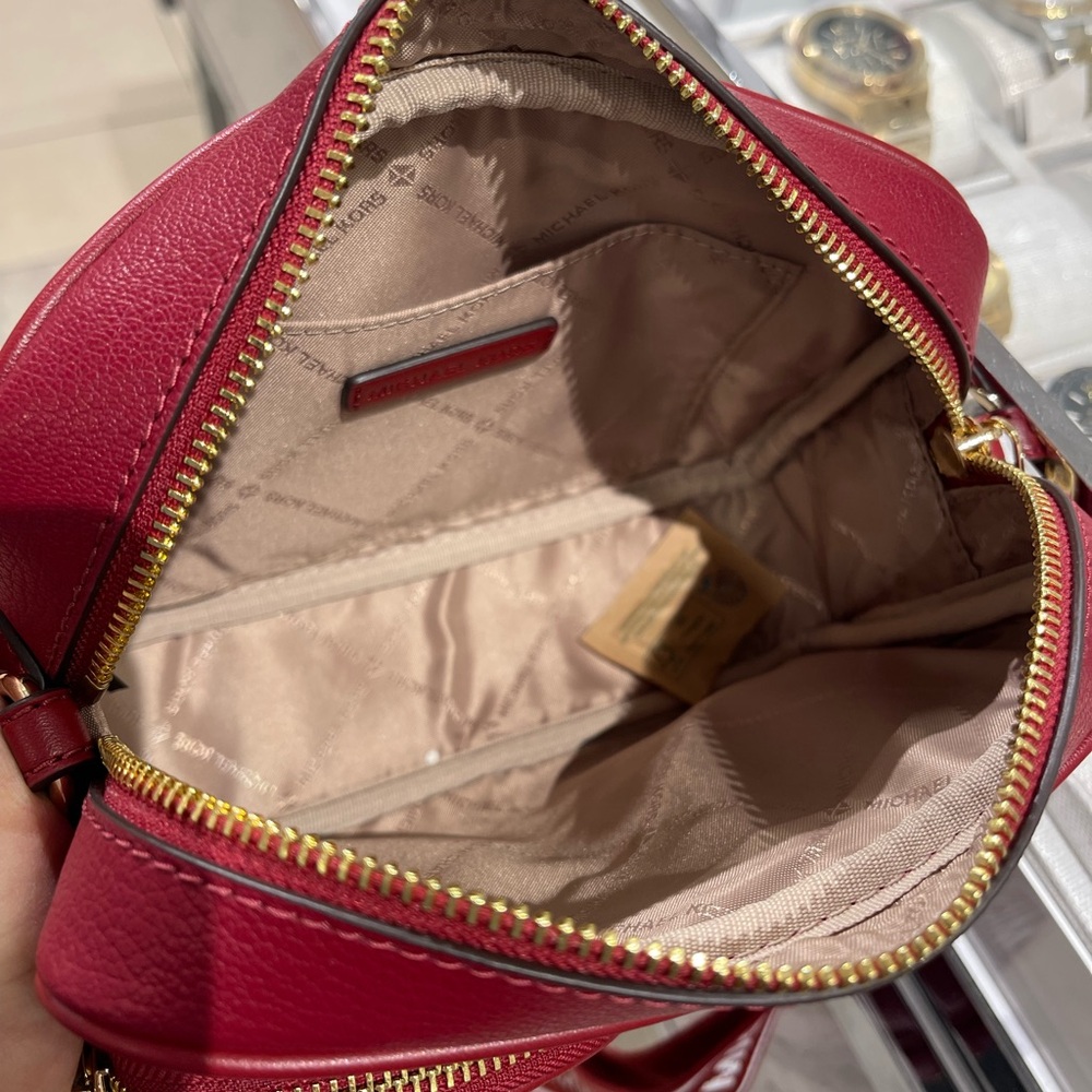 Michael Kors Jet Set Md Leather Crossbody Bag Case for Apple Airpods Pro®
Cherry - Picture 10 of 16